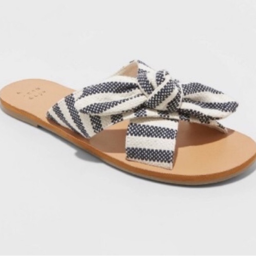 a new day Size 6 Blue and White Striped Bow Slide Sandals run wide GUC